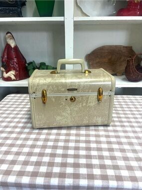 Vintage samsonite traincase cream marble makeup case retro grandma core luggage